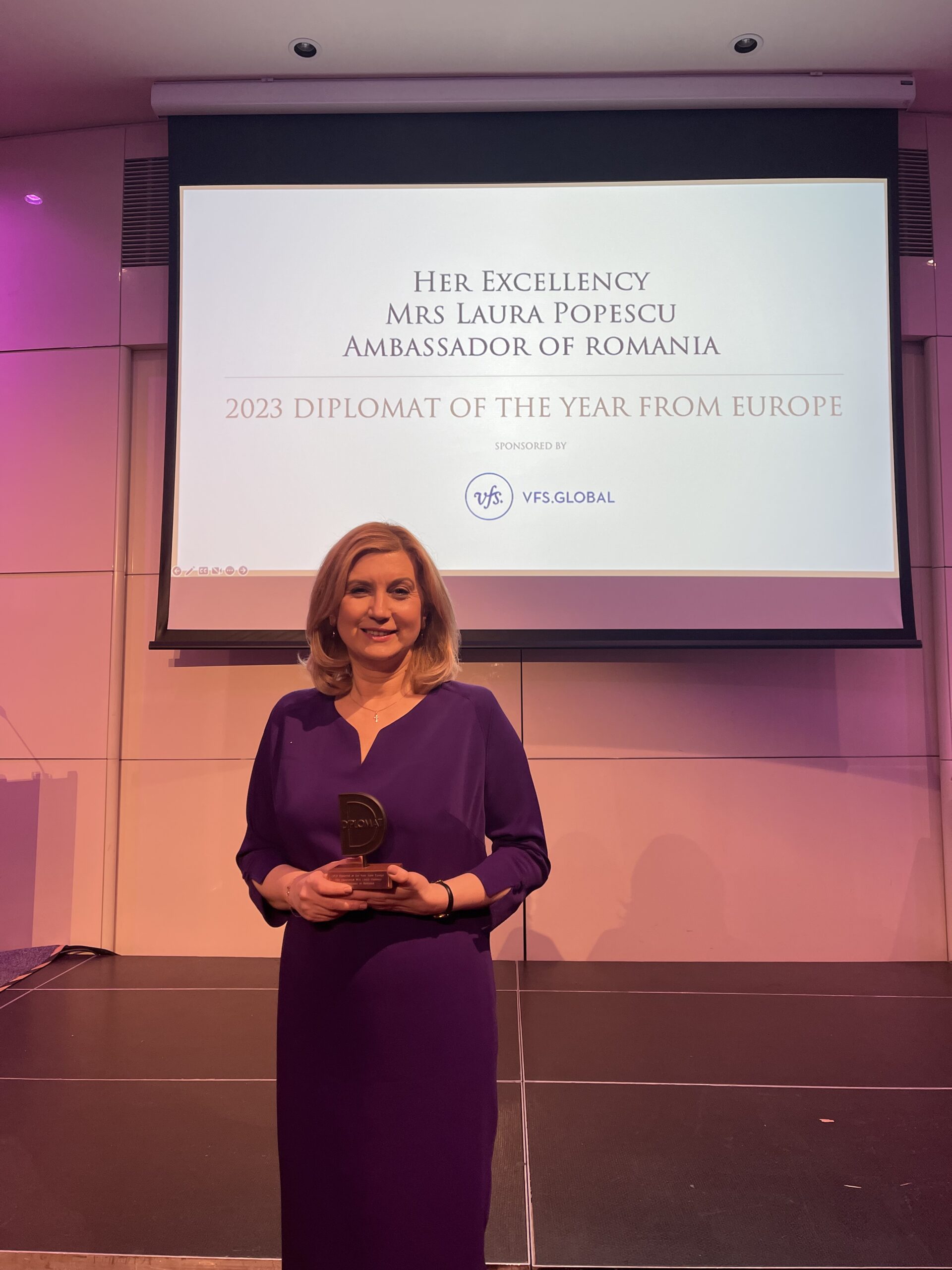 ES Laura Popescu, ambasadoarea României la Londra, a primit distincția Diplomatul European al Anului la Londra