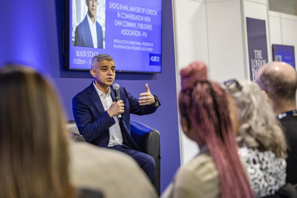 Primarul Londrei, Sadiq Khan, ilustratorul Dapo Adeola și scriitoarea Ann Cleeves – vedetele celei de-a doua zile la The London Book Fair 2023