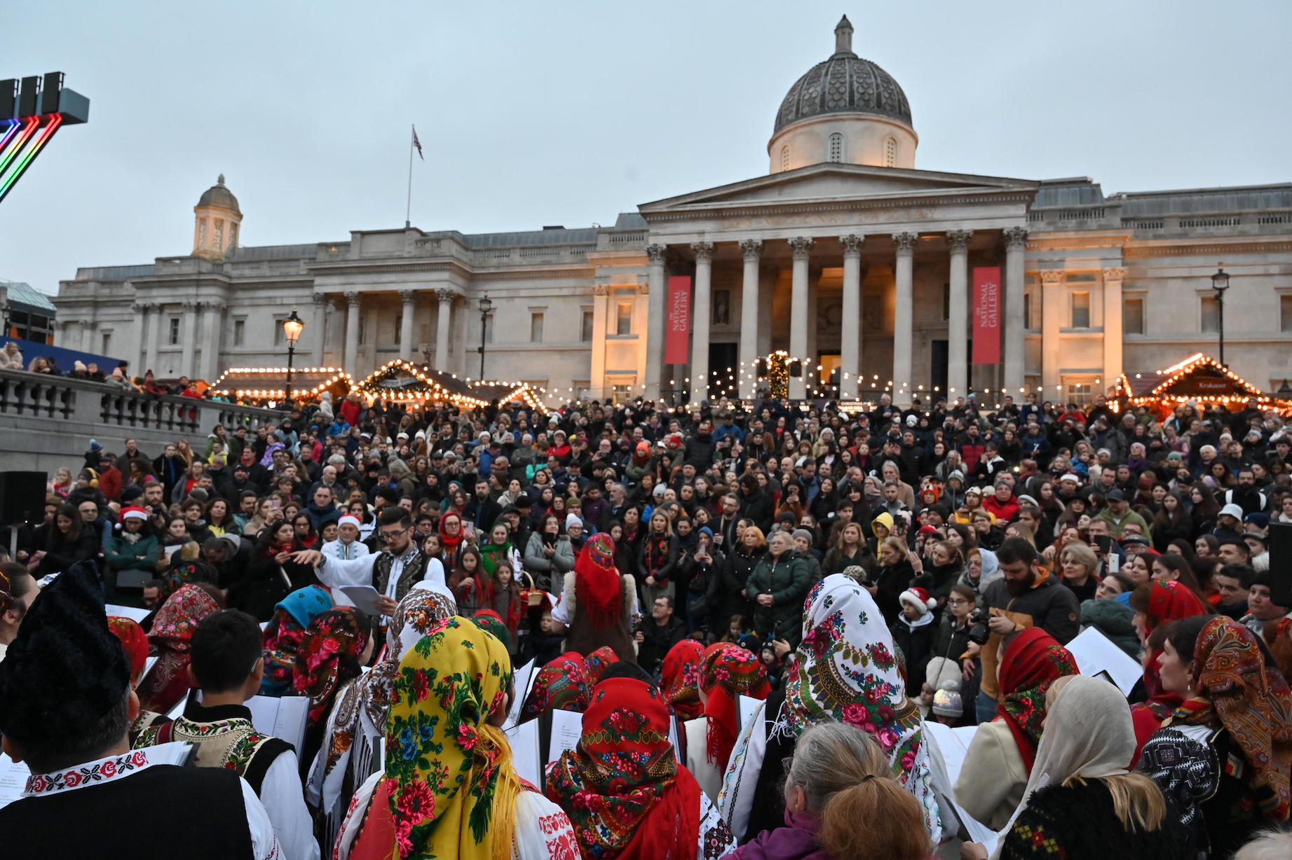 Colinde românești în Trafalgar Square. Mii de londonezi au aplaudat corul mesagerilor tradițiilor românești