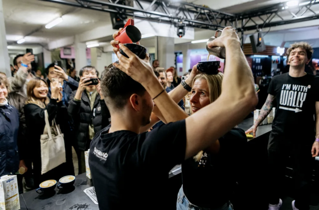 Băutori de cafea din toate țările, uniți-vă! The London Coffee Festival 2025 și parfumul său de cafea bună…